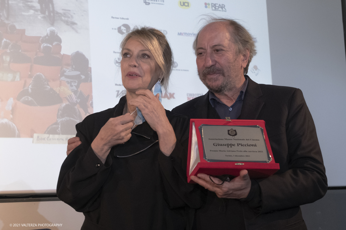 _DSF8531.jpg - 03/11/2021. Torino. Nel corso della 39ma edizione del Torino Film Festival, lâ€™Associazione Museo Nazionale del Cinema (AMNC) conferisce il PREMIO MARIA ADRIANA PROLO ALLA CARRIERA 2021 al regista Giuseppe Piccioni. A consegnare il premio Ã¨ lâ€™attrice Margherita Buy. A seguire la premiazione Ã¨ stata proiettata una copia 35 mm conservata dalla Cineteca Nazionale del film Fuori dal mondo (1999, 100â€™), regia di Giuseppe Piccioni, principale interprete Margherita Buy. Nella foto l'attrice Margherita Buy ed il regista Giuseppe Piccioni