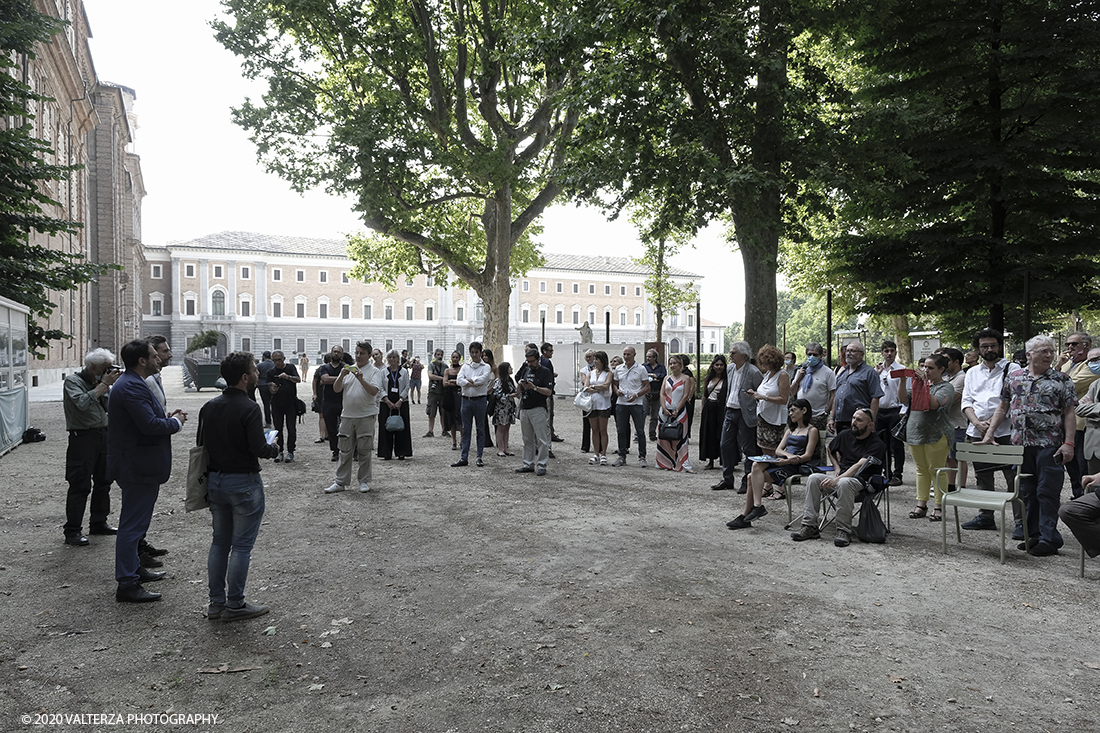 _DSF2877.jpg - 10-11/07/2020. Torino. TOward 2030, il progetto di street art di Lavazza e CittÃ  di Torino ispirato agli obiettivi di sviluppo sostenibile delle Nazioni Unite, sbarca in una mostra ai Giardini Reali e alla Galleria Sabauda dei Musei Reali di Torino. Nella foto i curatori della mostra ilustrano ai convenuti di un live painting che ha visto protagonisti alcuni street artist dei collettivi torinesi che hanno preso parte al progetto: Il Cerchio e le Gocce, Monkeysâ€™ Evolution, Truly Design le finalitÃ  del progetto