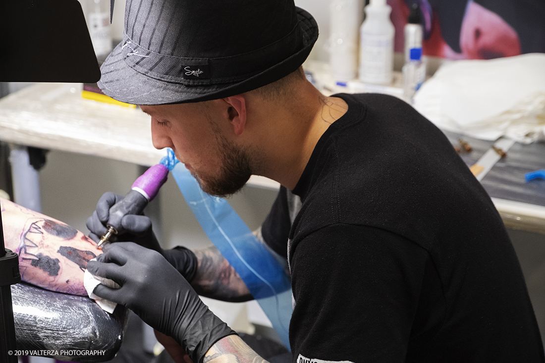 _DSF3394.jpg - 13/09/2019. Torino. Tattoo Convention Ã¨ un evento internazionale che ospita 340 tatuatori provenienti da tutto il mondo, 50 stand degli operatori e fornitori piÃ¹ importanti del settore. Nella foto tatuatore al lavoro