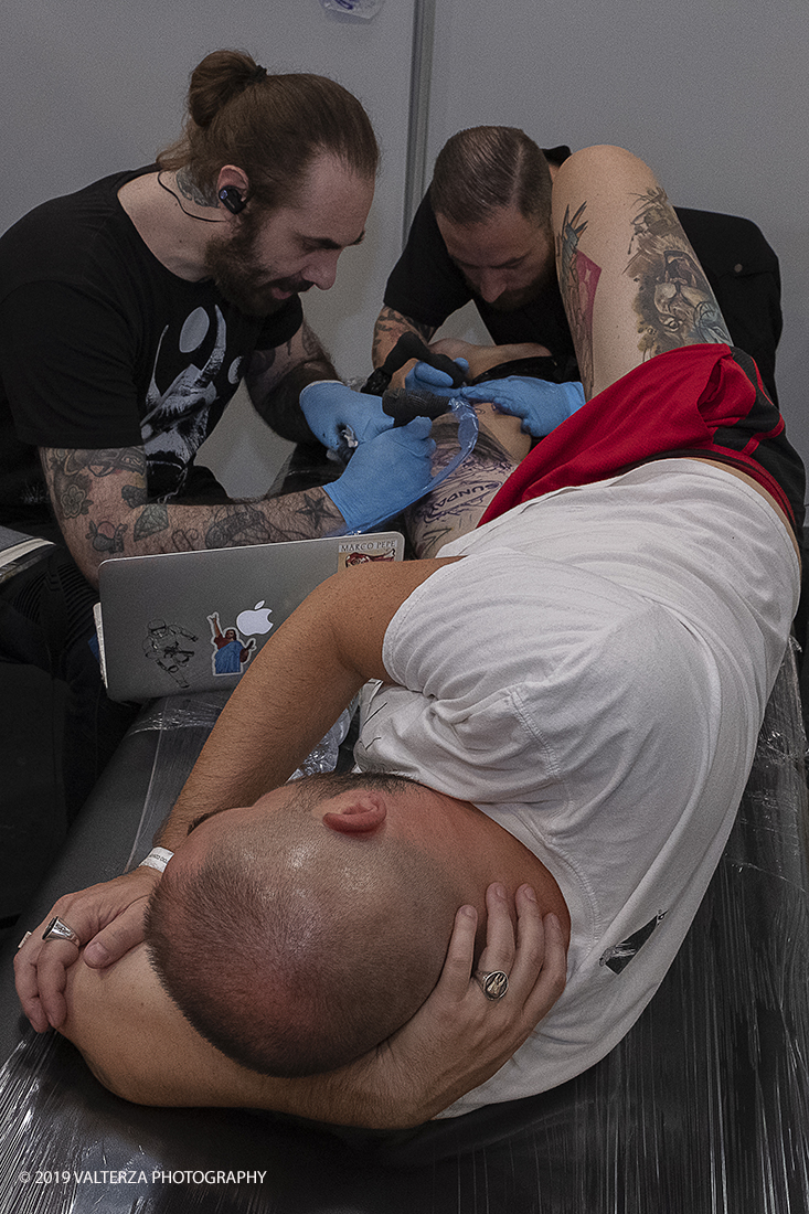 _DSF3438.jpg - 13/09/2019. Torino. Tattoo Convention Ã¨ un evento internazionale che ospita 340 tatuatori provenienti da tutto il mondo, 50 stand degli operatori e fornitori piÃ¹ importanti del settore. Nella foto tatuatore al lavoro