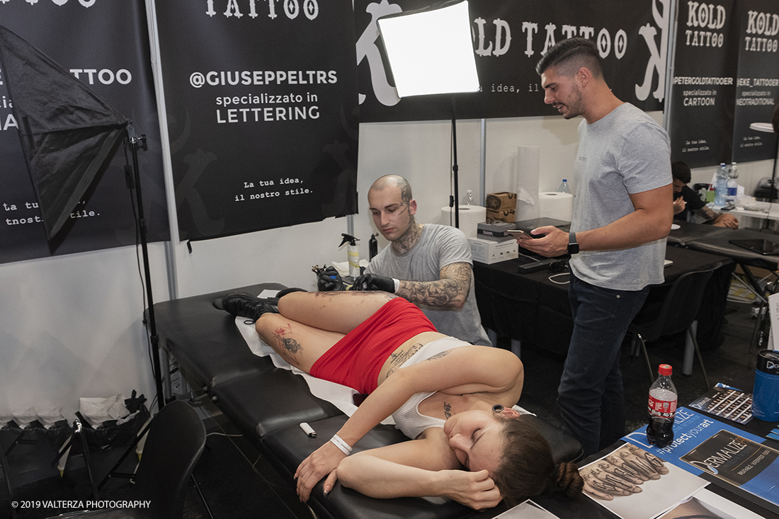 _DSF3455.jpg - 13/09/2019. Torino. Tattoo Convention Ã¨ un evento internazionale che ospita 340 tatuatori provenienti da tutto il mondo, 50 stand degli operatori e fornitori piÃ¹ importanti del settore. Nella foto tatuatore al lavoro