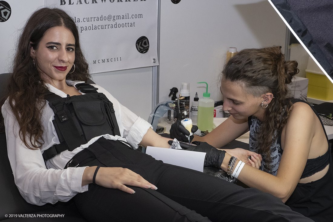 _DSF3467.jpg - 13/09/2019. Torino. Tattoo Convention Ã¨ un evento internazionale che ospita 340 tatuatori provenienti da tutto il mondo, 50 stand degli operatori e fornitori piÃ¹ importanti del settore. Nella foto tatuatrice al lavoro