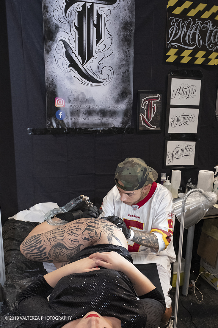 _DSF3485.jpg - 13/09/2019. Torino. Tattoo Convention Ã¨ un evento internazionale che ospita 340 tatuatori provenienti da tutto il mondo, 50 stand degli operatori e fornitori piÃ¹ importanti del settore. Nella foto tatuatore al lavoro