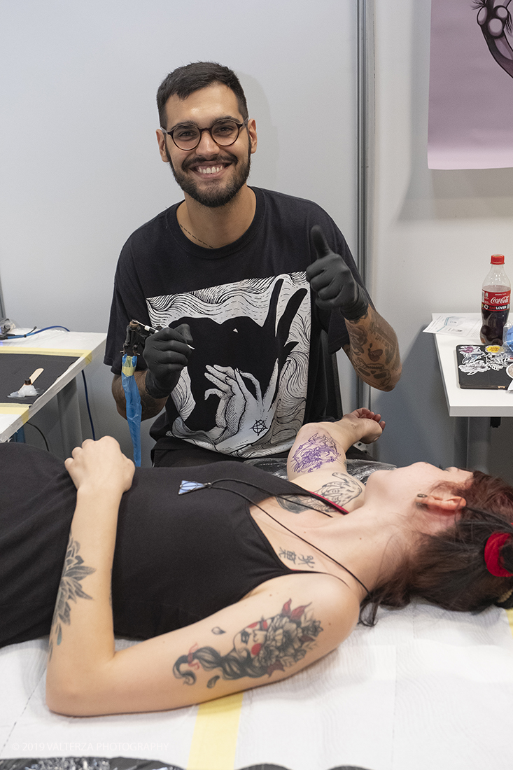 _DSF3528.jpg - 13/09/2019. Torino. Tattoo Convention Ã¨ un evento internazionale che ospita 340 tatuatori provenienti da tutto il mondo, 50 stand degli operatori e fornitori piÃ¹ importanti del settore. Nella foto tatuatore al lavoro