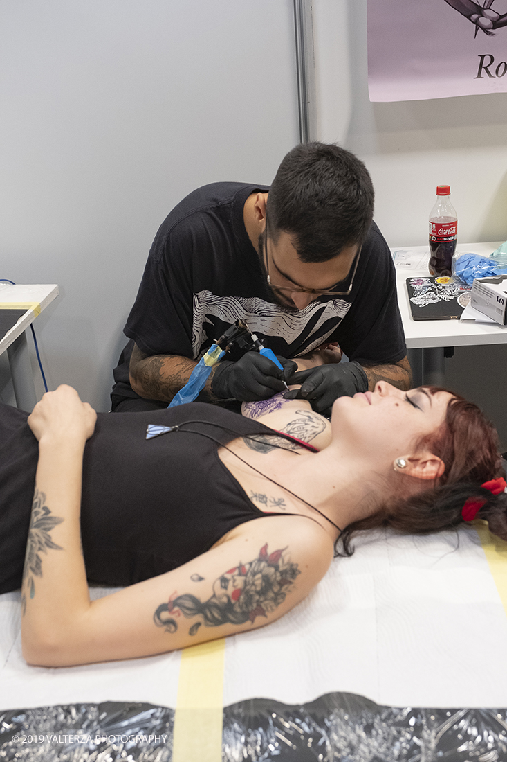 _DSF3530.jpg - 13/09/2019. Torino. Tattoo Convention Ã¨ un evento internazionale che ospita 340 tatuatori provenienti da tutto il mondo, 50 stand degli operatori e fornitori piÃ¹ importanti del settore. Nella foto tatuatore al lavoro