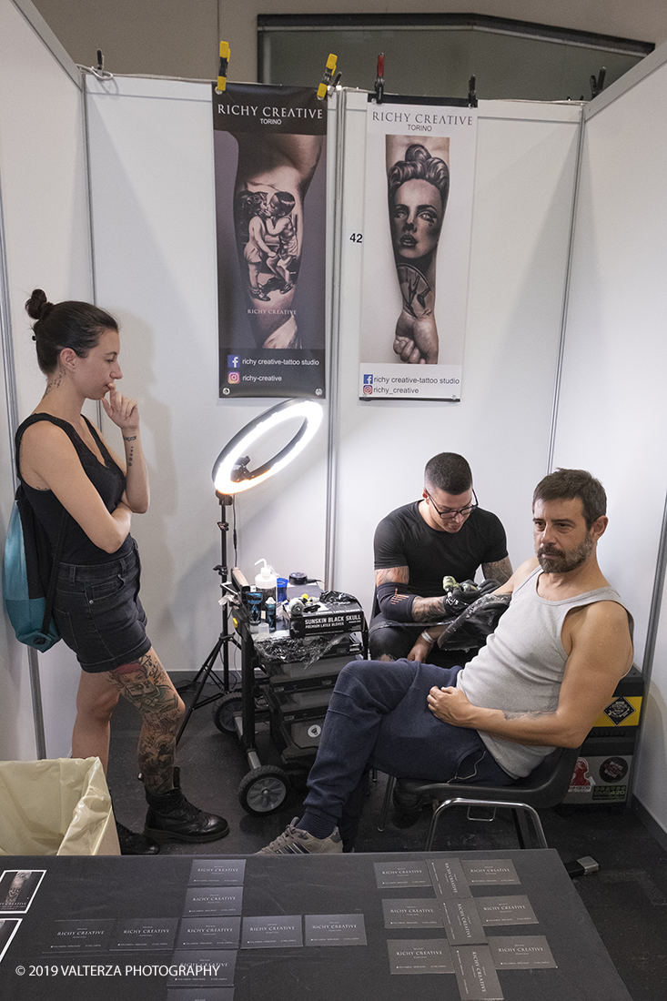 _DSF3728.jpg - 13/09/2019. Torino. Tattoo Convention Ã¨ un evento internazionale che ospita 340 tatuatori provenienti da tutto il mondo, 50 stand degli operatori e fornitori piÃ¹ importanti del settore. Nella foto tatuatore al lavoro