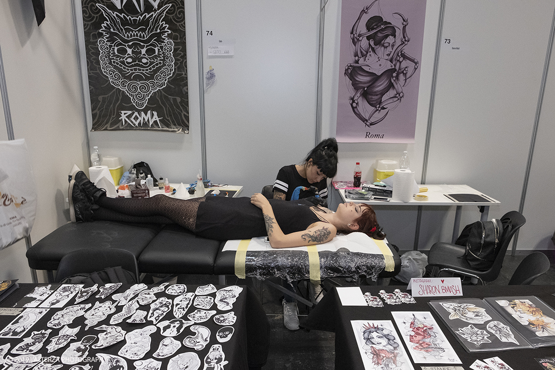 _DSF3730.jpg - 13/09/2019. Torino. Tattoo Convention Ã¨ un evento internazionale che ospita 340 tatuatori provenienti da tutto il mondo, 50 stand degli operatori e fornitori piÃ¹ importanti del settore. Nella foto tatuatore al lavoro