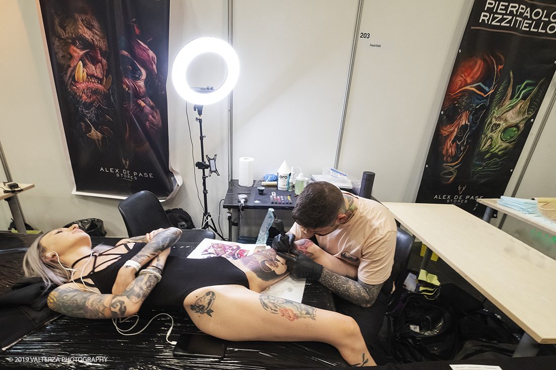 _DSF7896.jpg - 13/09/2019. Torino. Tattoo Convention Ã¨ un evento internazionale che ospita 340 tatuatori provenienti da tutto il mondo, 50 stand degli operatori e fornitori piÃ¹ importanti del settore. Nella foto tatuatore al lavoro