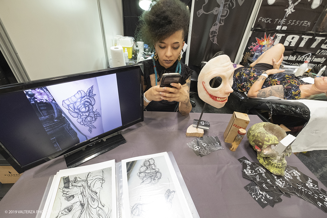 _DSF7917.jpg - 13/09/2019. Torino. Tattoo Convention Ã¨ un evento internazionale che ospita 340 tatuatori provenienti da tutto il mondo, 50 stand degli operatori e fornitori piÃ¹ importanti del settore. Nella foto tatuatrice al lavoro