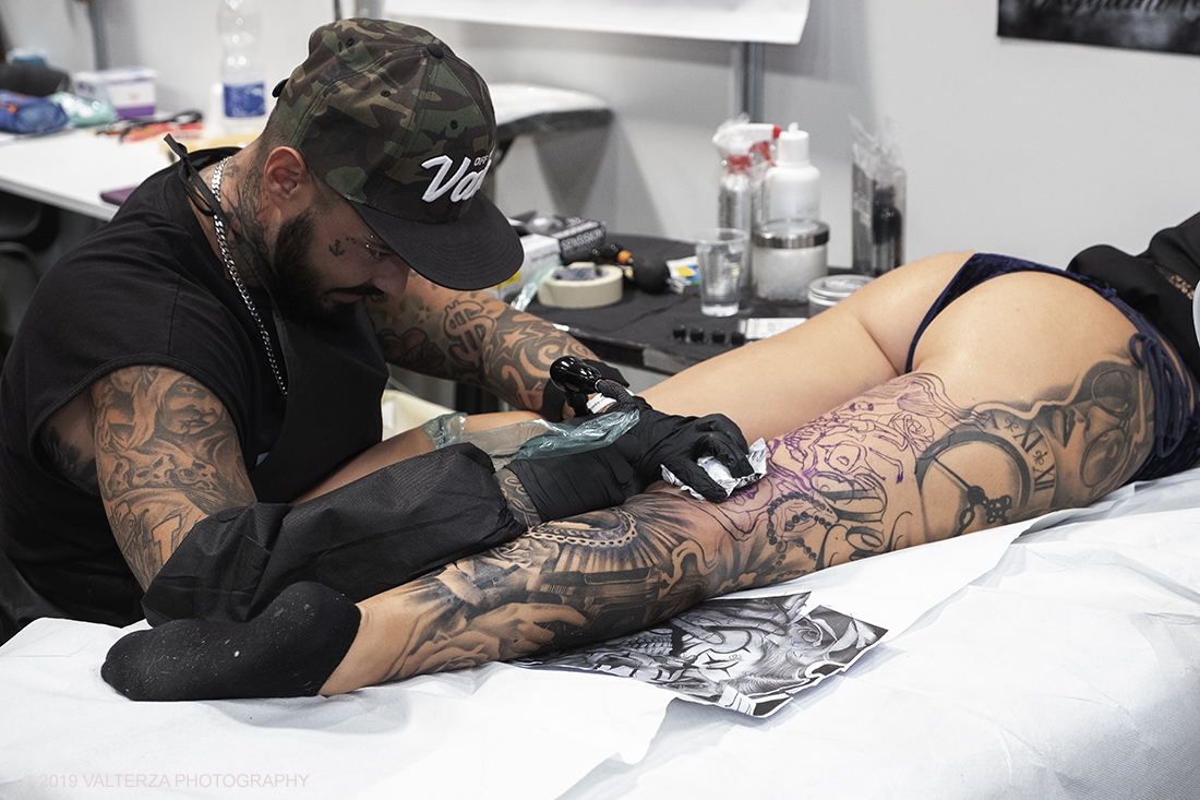 _DSF3837.jpg - 13/09/2019. Torino. Tattoo Convention Ã¨ un evento internazionale che ospita 340 tatuatori provenienti da tutto il mondo, 50 stand degli operatori e fornitori piÃ¹ importanti del settore. Nella foto tatuatore al lavoro.