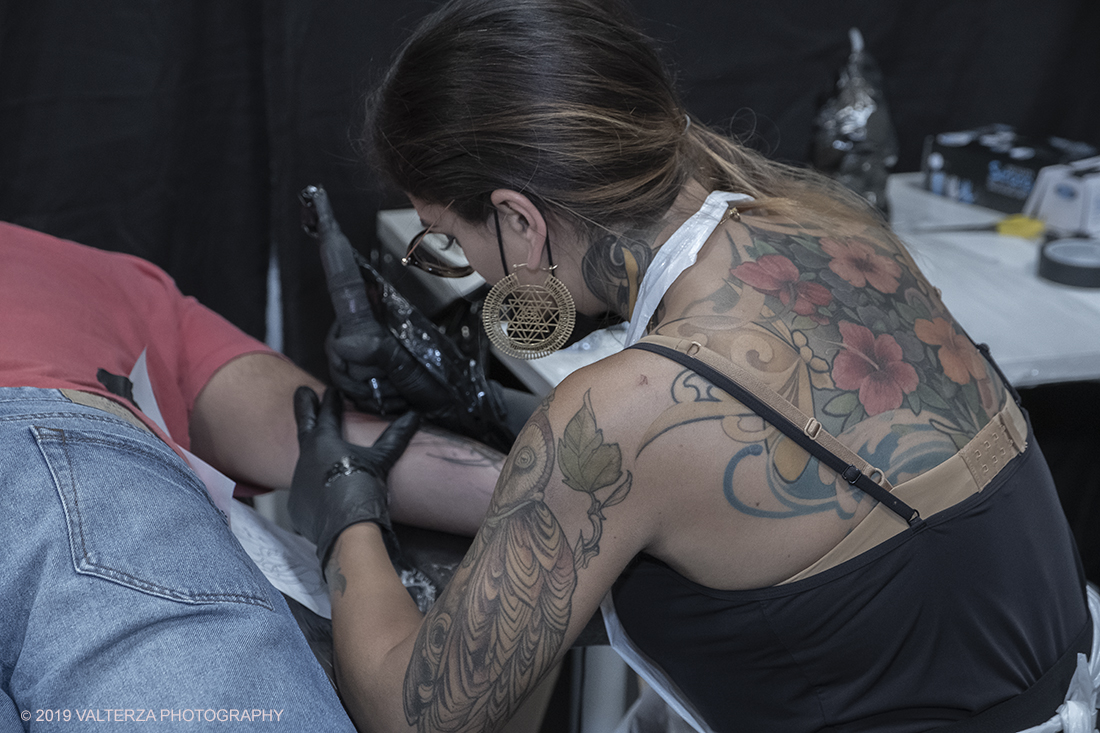 _DSF3877.jpg - 13/09/2019. Torino. Tattoo Convention Ã¨ un evento internazionale che ospita 340 tatuatori provenienti da tutto il mondo, 50 stand degli operatori e fornitori piÃ¹ importanti del settore. Nella foto tatuatrice al lavoro