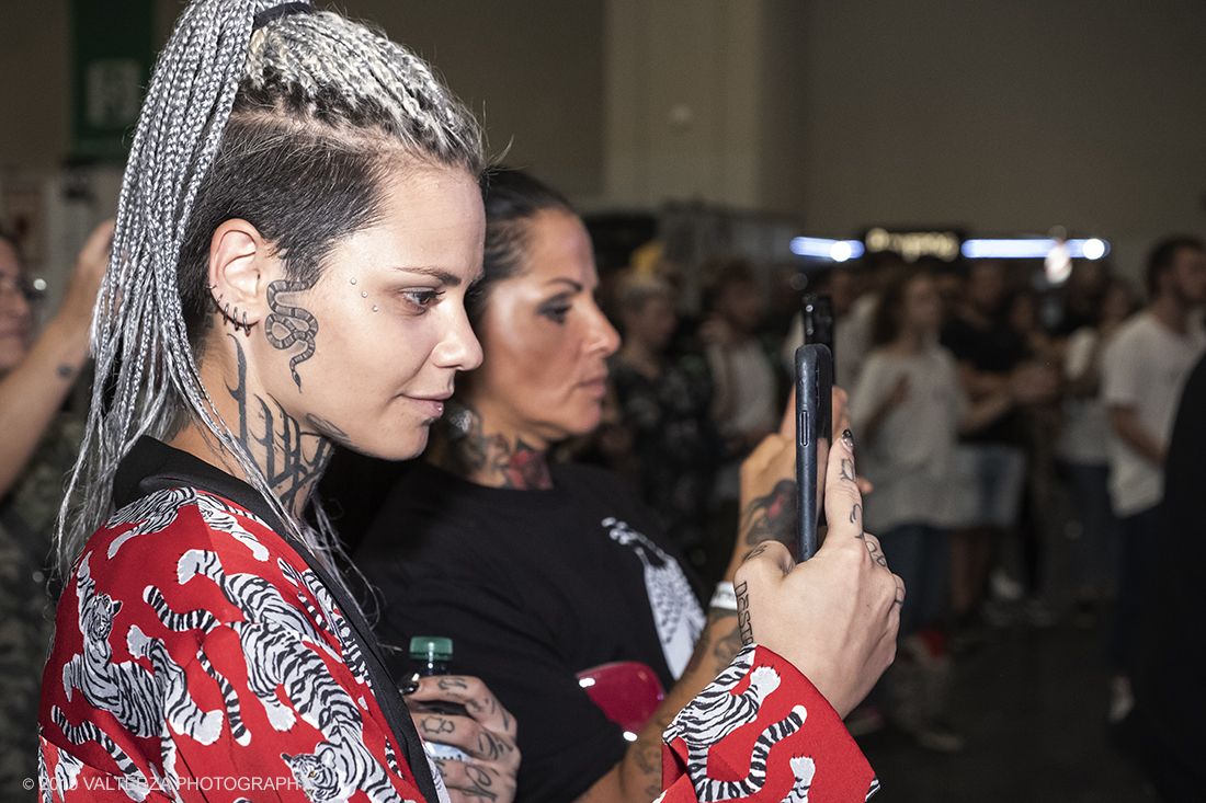 _DSF4063.jpg - 13/09/2019. Torino. Tattoo Convention Ã¨ un evento internazionale che ospita 340 tatuatori provenienti da tutto il mondo, 50 stand degli operatori e fornitori piÃ¹ importanti del settore. Nella foto visitatrici della convention