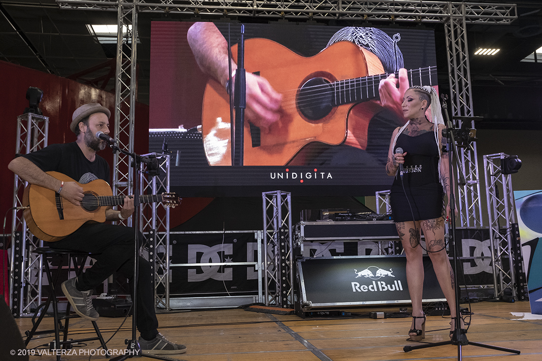 _DSF4093.jpg - 13/09/2019. Torino. Tattoo Convention Ã¨ un evento internazionale che ospita 340 tatuatori provenienti da tutto il mondo, 50 stand degli operatori e fornitori piÃ¹ importanti del settore. Nella foto il duo Margot Y Lamouche sul palco della convention