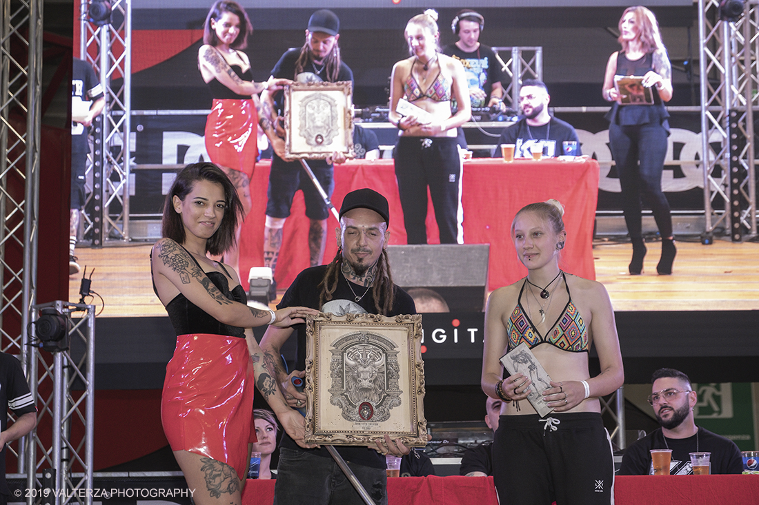 _DSF4374.jpg - 13/09/2019. Torino. Tattoo Convention Ã¨ un evento internazionale che ospita 340 tatuatori provenienti da tutto il mondo, 50 stand degli operatori e fornitori piÃ¹ importanti del settore. Nella foto i vincitori della categoria Tribal con la madrina della convention Romina Psy Cho