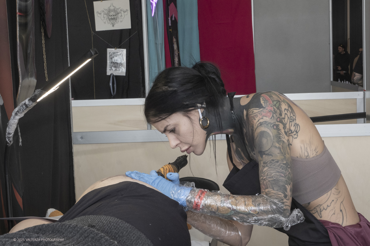 DSCF0002.jpg - 27/09/2025. Torino. Alla Tattoo Convention Edizione 2025. L'evento che celebra l'arte del tatuaggio. Nella foto tatuatore/tatuatrice al lavoro nel suo stand