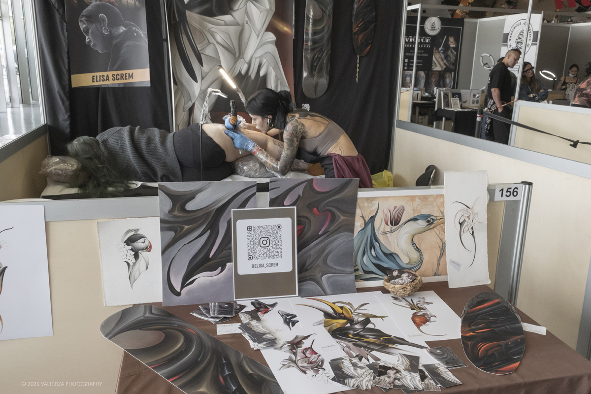 DSCF0008.jpg - 27/09/2025. Torino. Alla Tattoo Convention Edizione 2025. L'evento che celebra l'arte del tatuaggio. Nella foto tatuatore/tatuatrice al lavoro nel suo stand