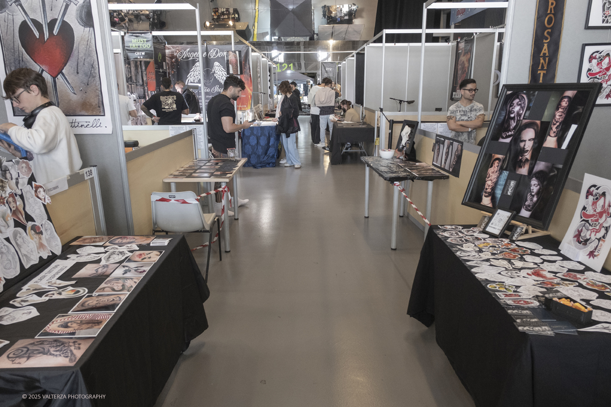 DSCF0010.jpg - 27/09/2025. Torino. Alla Tattoo Convention Edizione 2025. L'evento che celebra l'arte del tatuaggio. Nella foto parte dell'allestimento della convention