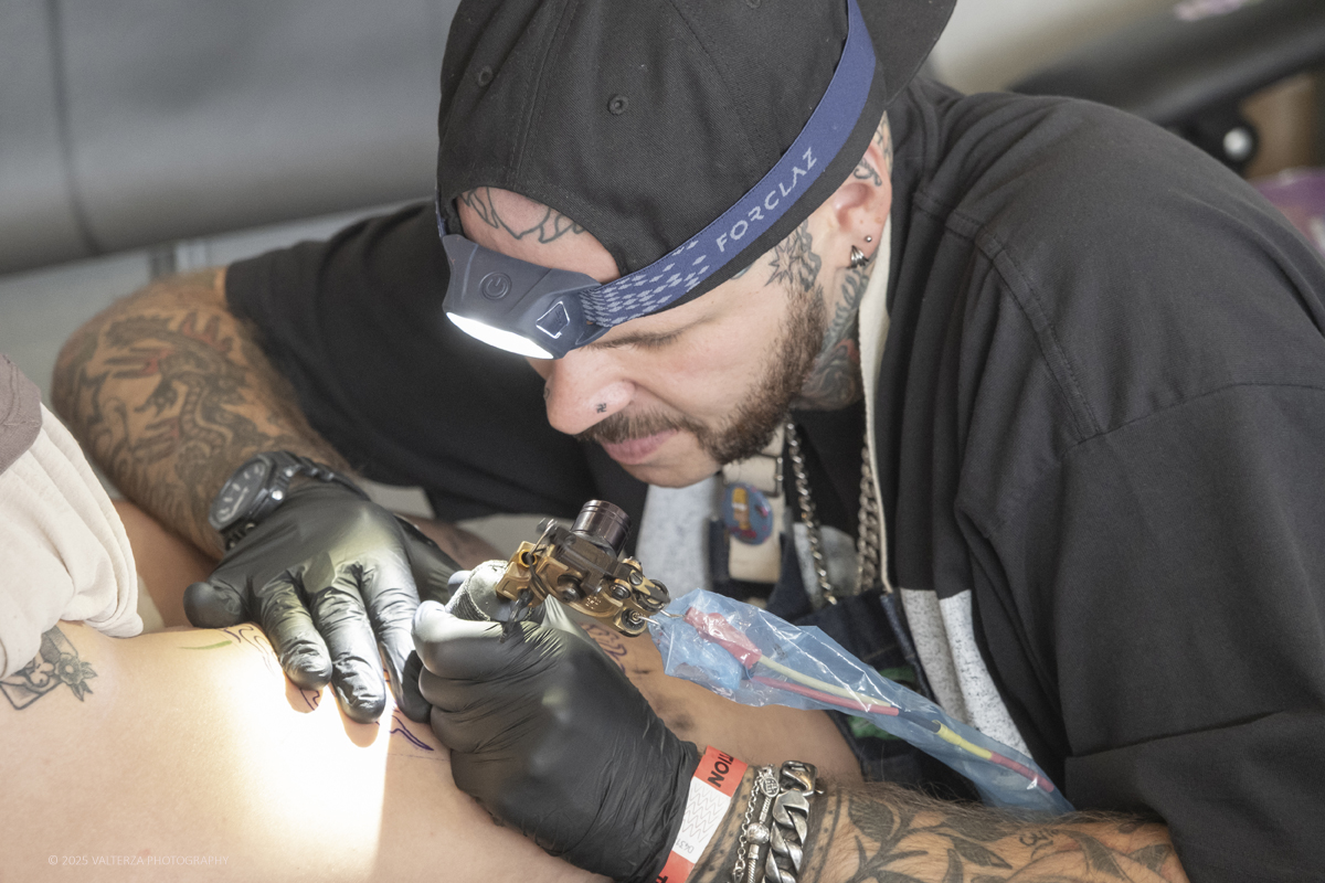 DSCF0018.jpg - 27/09/2025. Torino. Alla Tattoo Convention Edizione 2025. L'evento che celebra l'arte del tatuaggio. Nella foto tatuatore/tatuatrice al lavoro nel suo stand