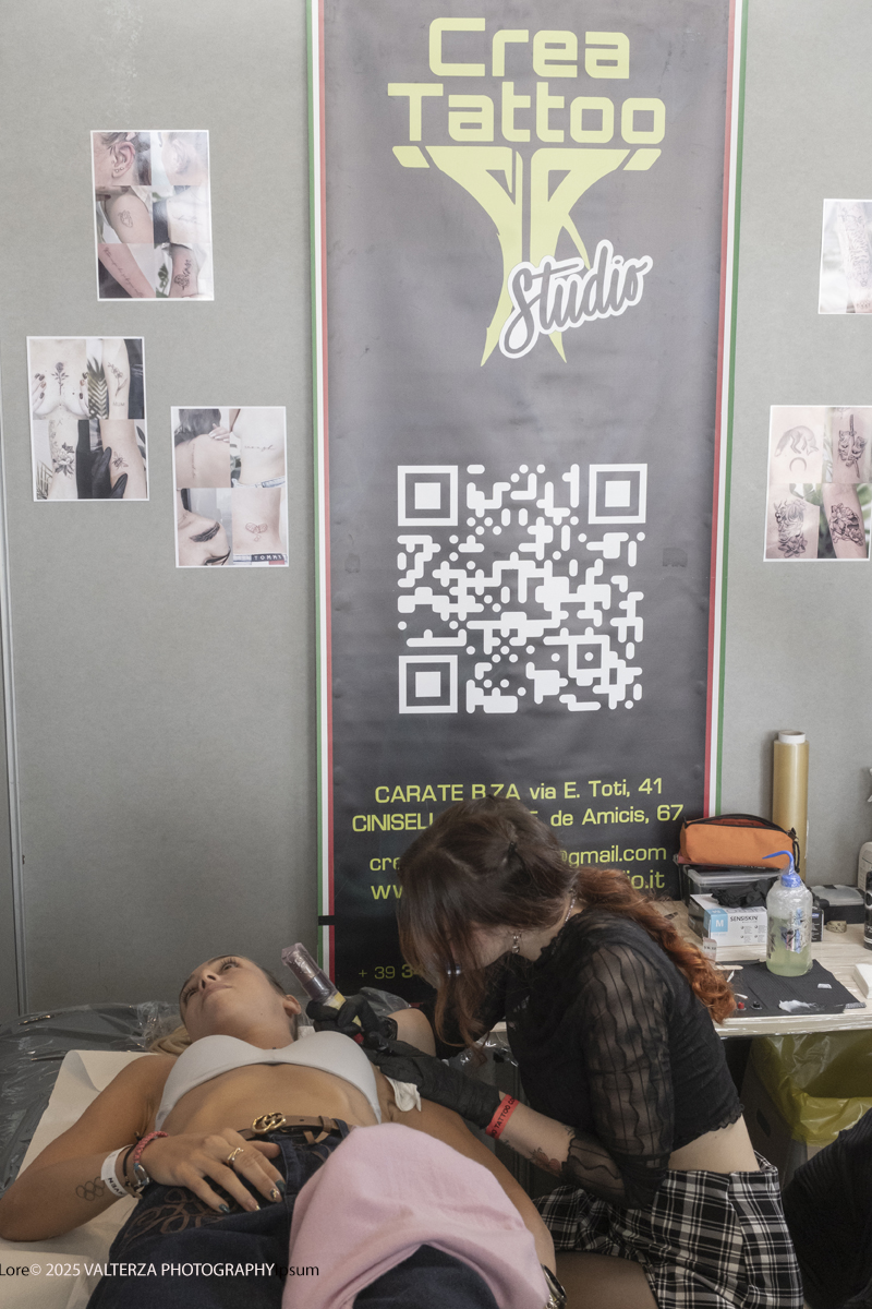 DSCF0032.jpg - 27/09/2025. Torino. Alla Tattoo Convention Edizione 2025. L'evento che celebra l'arte del tatuaggio. Nella foto tatuatore/tatuatrice al lavoro nel suo stand