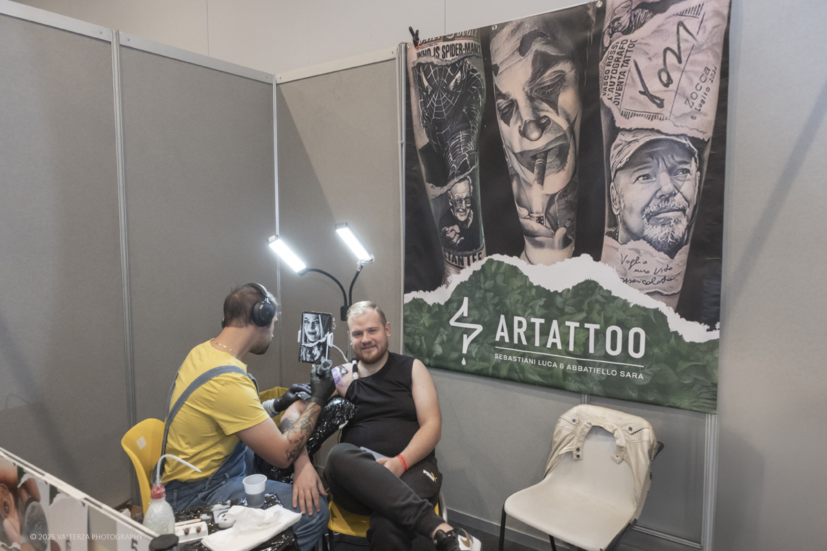 DSCF0037.jpg - 27/09/2025. Torino. Alla Tattoo Convention Edizione 2025. L'evento che celebra l'arte del tatuaggio. Nella foto tatuatore/tatuatrice al lavoro nel suo stand