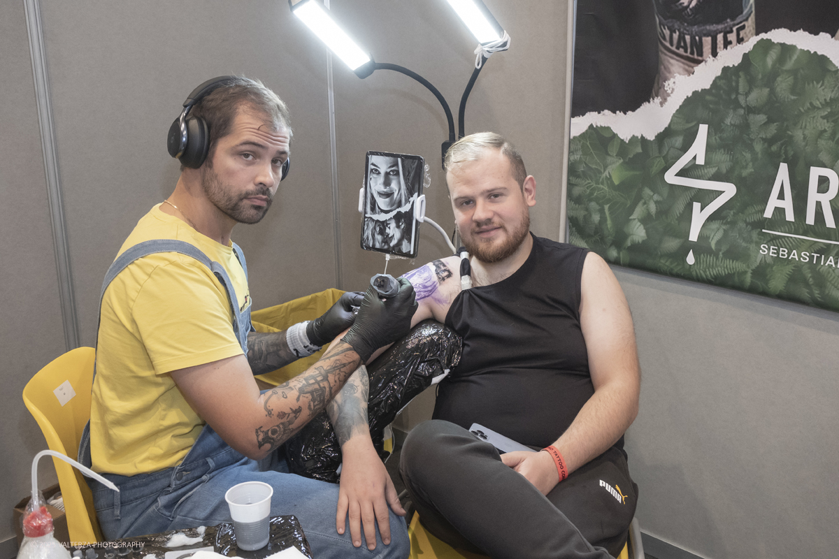 DSCF0038.jpg - 27/09/2025. Torino. Alla Tattoo Convention Edizione 2025. L'evento che celebra l'arte del tatuaggio. Nella foto tatuatore/tatuatrice al lavoro nel suo stand