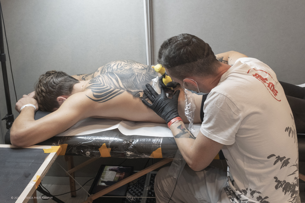 DSCF0041.jpg - 27/09/2025. Torino. Alla Tattoo Convention Edizione 2025. L'evento che celebra l'arte del tatuaggio. Nella foto tatuatore/tatuatrice al lavoro nel suo stand