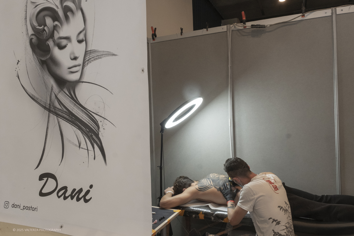 DSCF0043.jpg - 27/09/2025. Torino. Alla Tattoo Convention Edizione 2025. L'evento che celebra l'arte del tatuaggio. Nella foto tatuatore/tatuatrice al lavoro nel suo stand