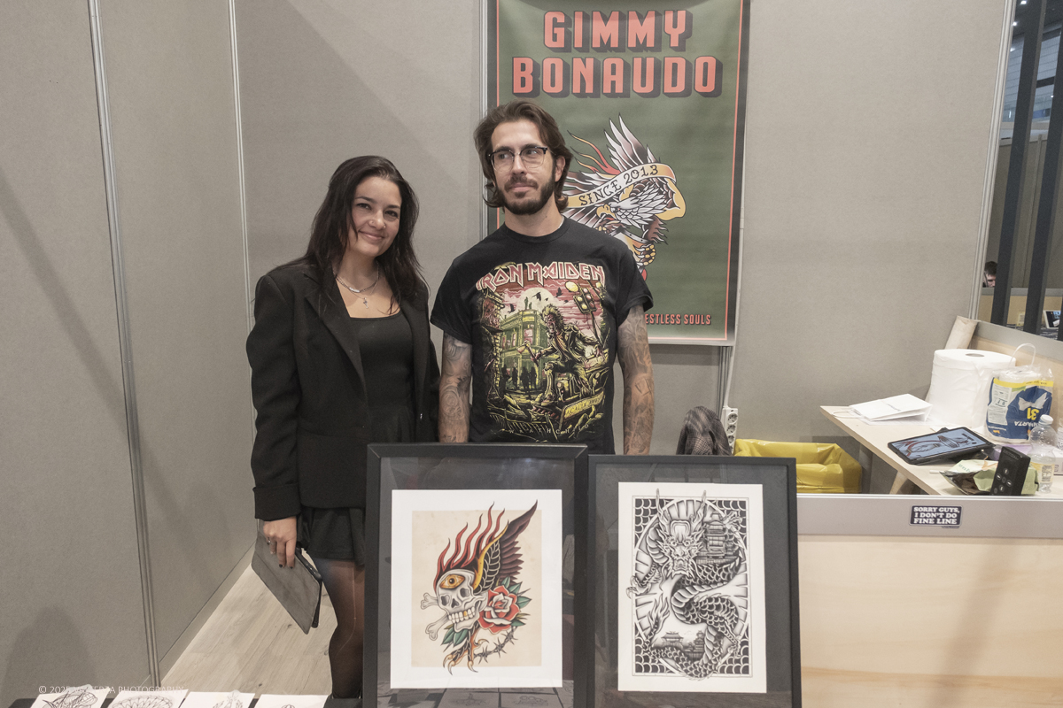 DSCF0047.jpg - 27/09/2025. Torino. Alla Tattoo Convention Edizione 2025. L'evento che celebra l'arte del tatuaggio. Nella foto tatuatore don collaboratrice