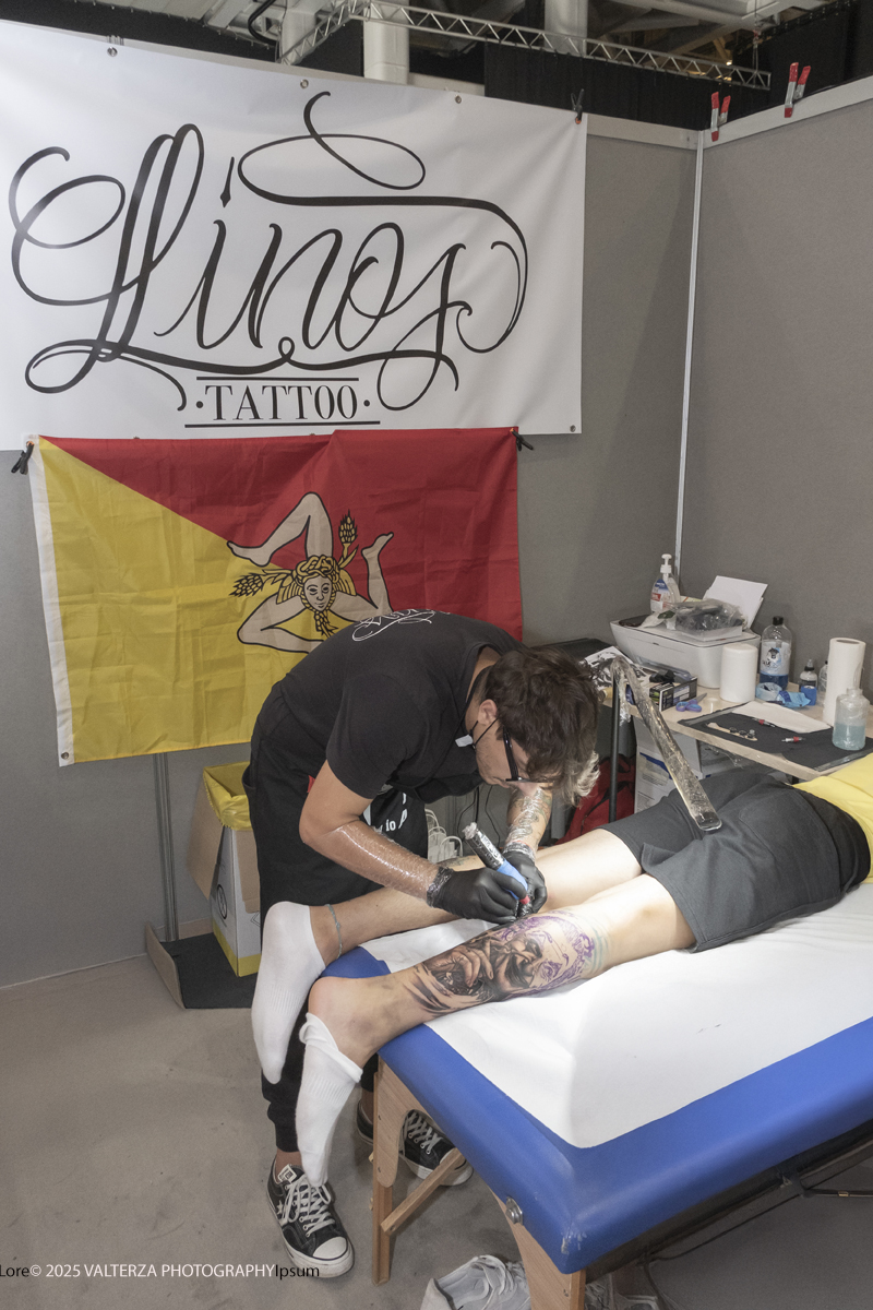 DSCF0080.jpg - 27/09/2025. Torino. Alla Tattoo Convention Edizione 2025. L'evento che celebra l'arte del tatuaggio. Nella foto tatuatore/tatuatrice al lavoro nel suo stand