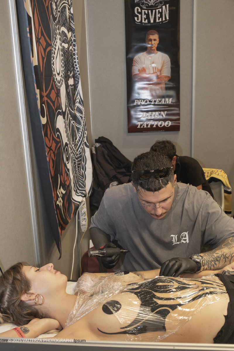 DSCF0125.jpg - 27/09/2025. Torino. Alla Tattoo Convention Edizione 2025. L'evento che celebra l'arte del tatuaggio. Nella foto tatuatore/tatuatrice al lavoro nel suo stand