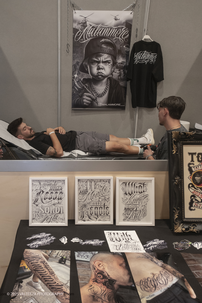 DSCF0151.jpg - 27/09/2025. Torino. Alla Tattoo Convention Edizione 2025. L'evento che celebra l'arte del tatuaggio. Nella foto tatuatore/tatuatrice al lavoro nel suo stand