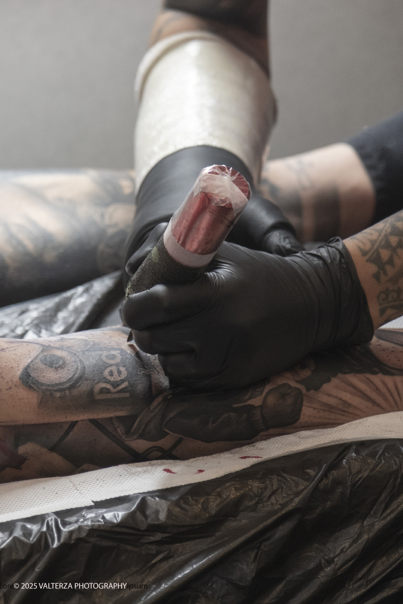 DSCF0159.jpg - 27/09/2025. Torino. Alla Tattoo Convention Edizione 2025. L'evento che celebra l'arte del tatuaggio. Nella foto tatuatore/tatuatrice al lavoro nel suo stand