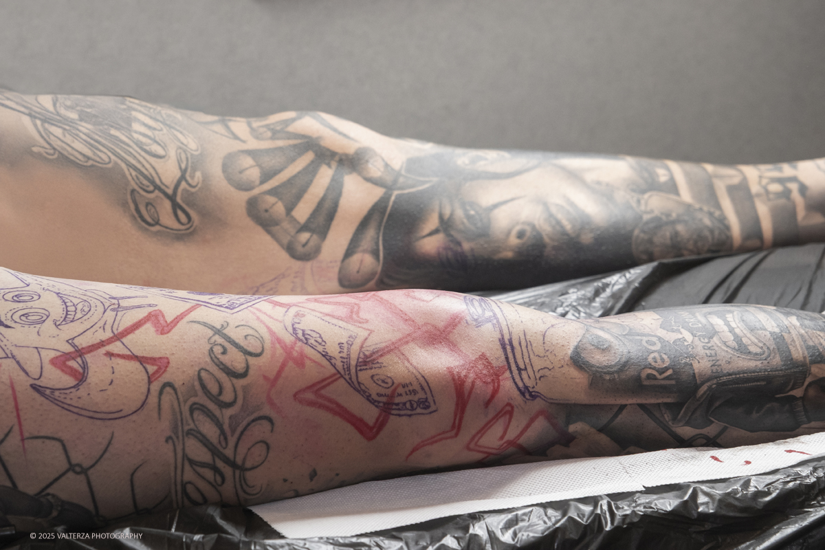 DSCF0161.jpg - 27/09/2025. Torino. Alla Tattoo Convention Edizione 2025. L'evento che celebra l'arte del tatuaggio. Nella foto work in progress