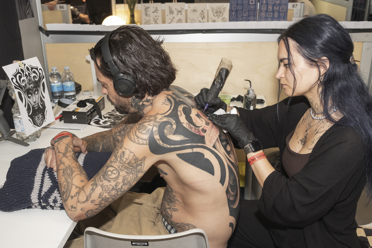 DSCF0223.jpg - 27/09/2025. Torino. Alla Tattoo Convention Edizione 2025. L'evento che celebra l'arte del tatuaggio. Nella foto tatuatore/tatuatrice al lavoro nel suo stand