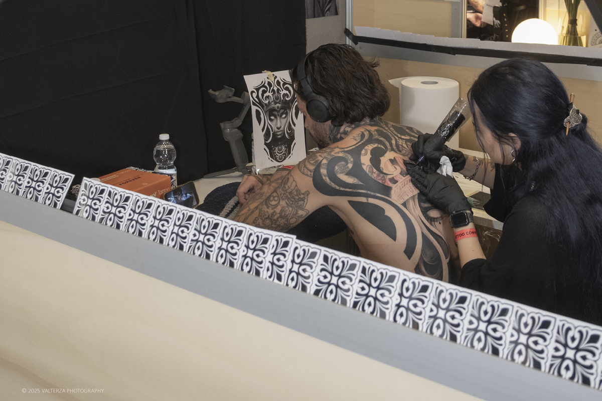 DSCF0226.jpg - 27/09/2025. Torino. Alla Tattoo Convention Edizione 2025. L'evento che celebra l'arte del tatuaggio. Nella foto tatuatore/tatuatrice al lavoro nel suo stand