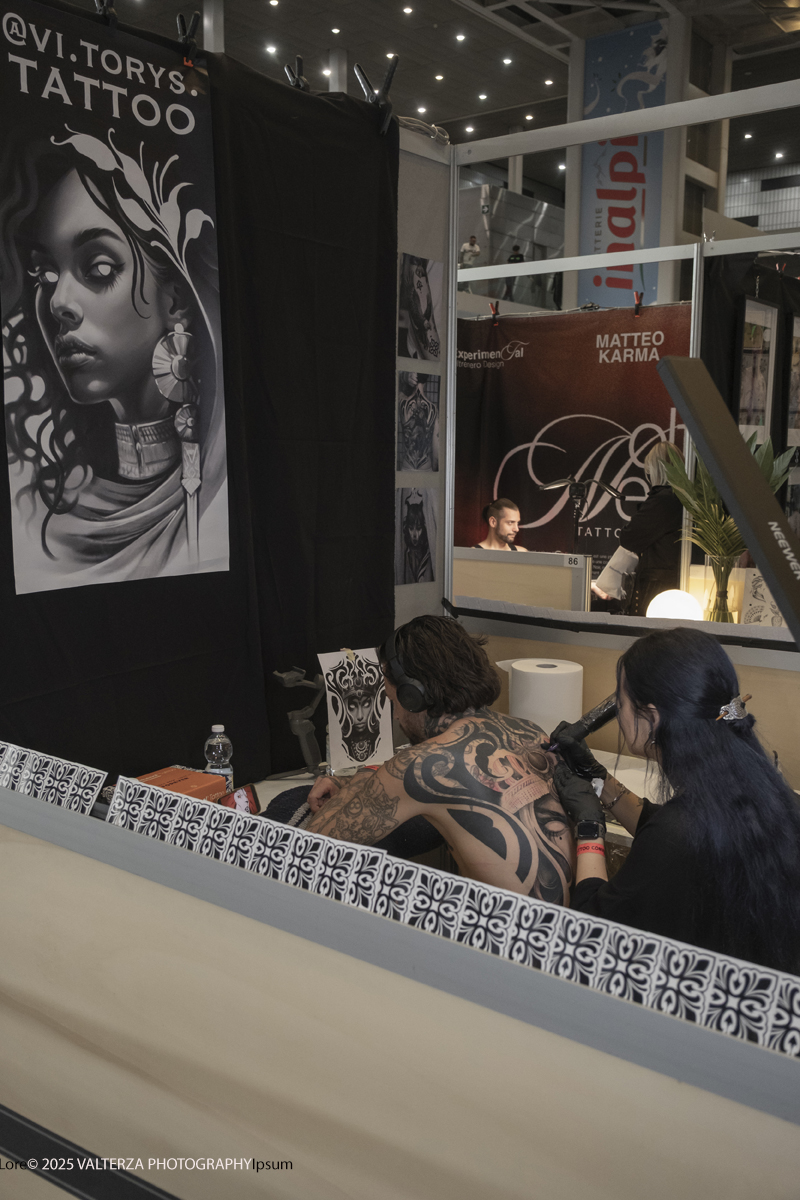 DSCF0228.jpg - 27/09/2025. Torino. Alla Tattoo Convention Edizione 2025. L'evento che celebra l'arte del tatuaggio. Nella foto tatuatore/tatuatrice al lavoro nel suo stand