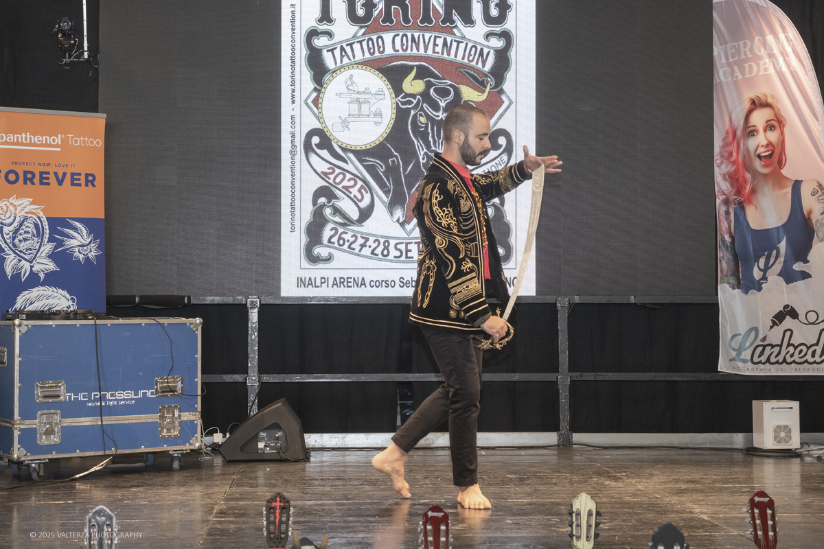 DSCF0234.jpg - 27/09/2025. Torino. Alla Tattoo Convention Edizione 2025. L'evento che celebra l'arte del tatuaggio. Nella foto spettacolo di fachirismo con BLACKVIPER e CHANELLE DÃˆSIR