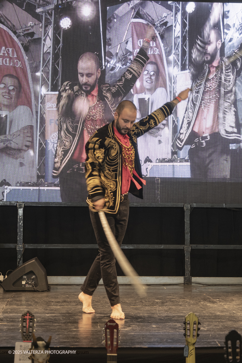 DSCF0247.jpg - 27/09/2025. Torino. Alla Tattoo Convention Edizione 2025. L'evento che celebra l'arte del tatuaggio. Nella foto spettacolo di fachirismo con BLACKVIPER e CHANELLE DÃˆSIR