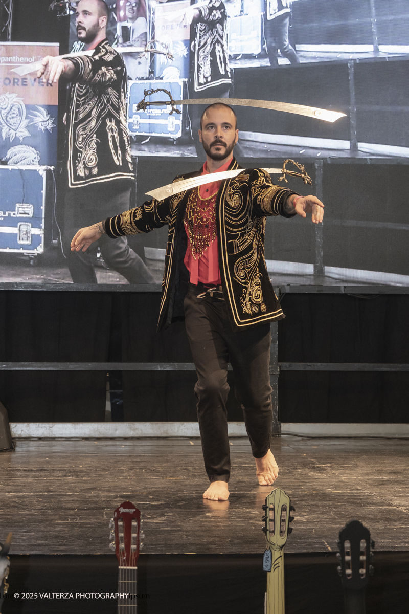 DSCF0256.jpg - 27/09/2025. Torino. Alla Tattoo Convention Edizione 2025. L'evento che celebra l'arte del tatuaggio. Nella foto spettacolo di fachirismo con BLACKVIPER e CHANELLE DÃˆSIR