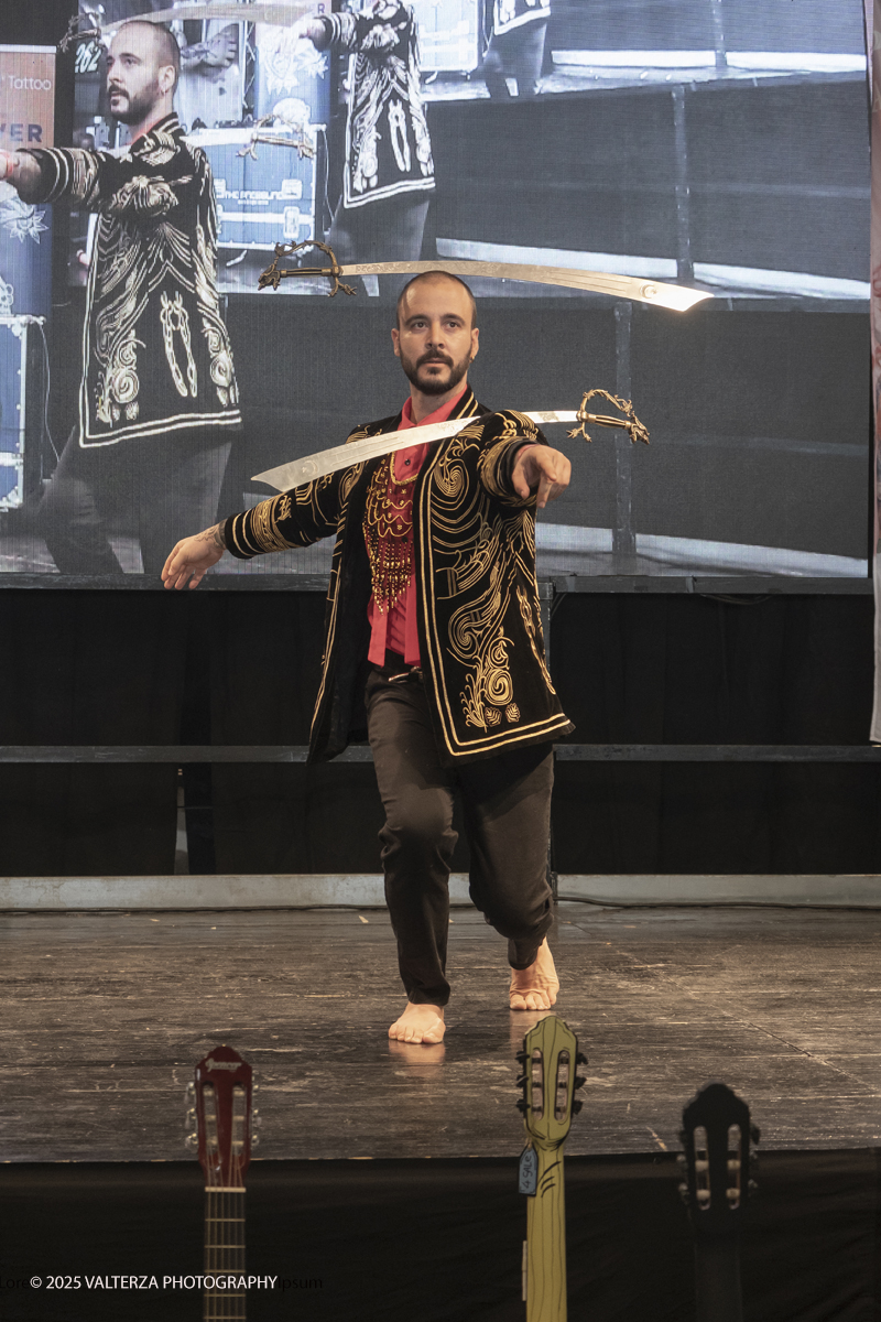 DSCF0257.jpg - 27/09/2025. Torino. Alla Tattoo Convention Edizione 2025. L'evento che celebra l'arte del tatuaggio. Nella foto spettacolo di fachirismo con BLACKVIPER e CHANELLE DÃˆSIR