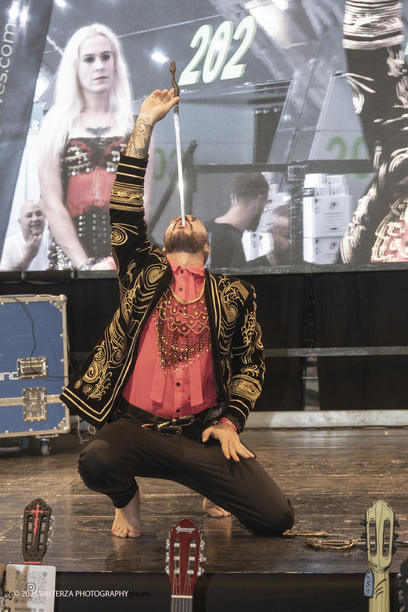 DSCF0263.jpg - 27/09/2025. Torino. Alla Tattoo Convention Edizione 2025. L'evento che celebra l'arte del tatuaggio. Nella foto spettacolo di fachirismo con BLACKVIPER e CHANELLE DÃˆSIR