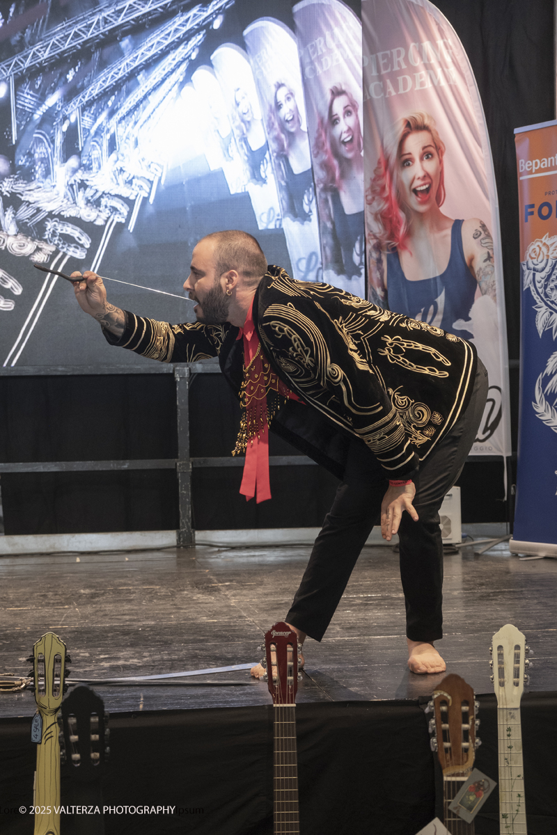 DSCF0271.jpg - 27/09/2025. Torino. Alla Tattoo Convention Edizione 2025. L'evento che celebra l'arte del tatuaggio. Nella foto spettacolo di fachirismo con BLACKVIPER e CHANELLE DÃˆSIR