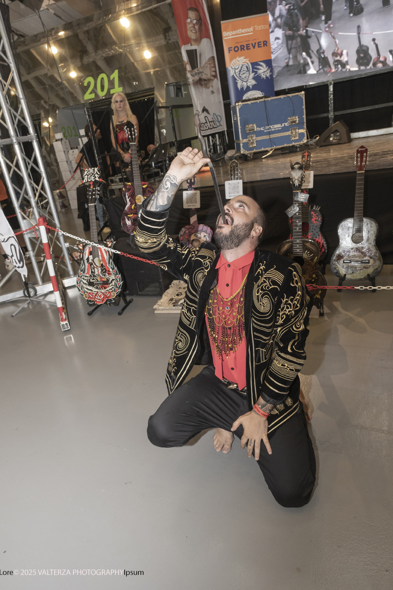 DSCF0281.jpg - 27/09/2025. Torino. Alla Tattoo Convention Edizione 2025. L'evento che celebra l'arte del tatuaggio. Nella foto spettacolo di fachirismo con BLACKVIPER e CHANELLE DÃˆSIR