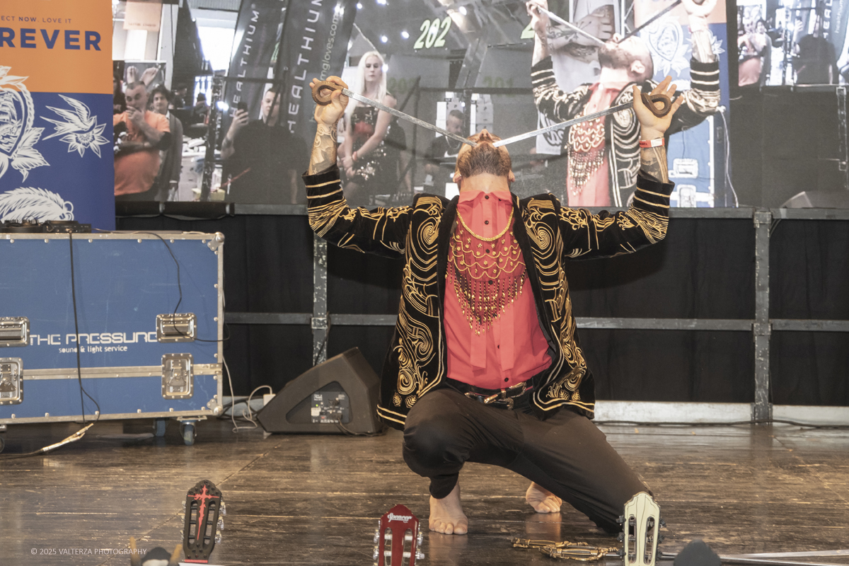 DSCF0298.jpg - 27/09/2025. Torino. Alla Tattoo Convention Edizione 2025. L'evento che celebra l'arte del tatuaggio. Nella foto spettacolo di fachirismo con BLACKVIPER e CHANELLE DÃˆSIR