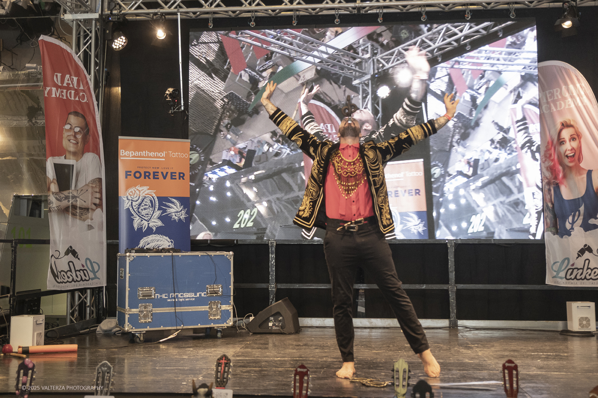 DSCF0301.jpg - 27/09/2025. Torino. Alla Tattoo Convention Edizione 2025. L'evento che celebra l'arte del tatuaggio. Nella foto spettacolo di fachirismo con BLACKVIPER e CHANELLE DÃˆSIR