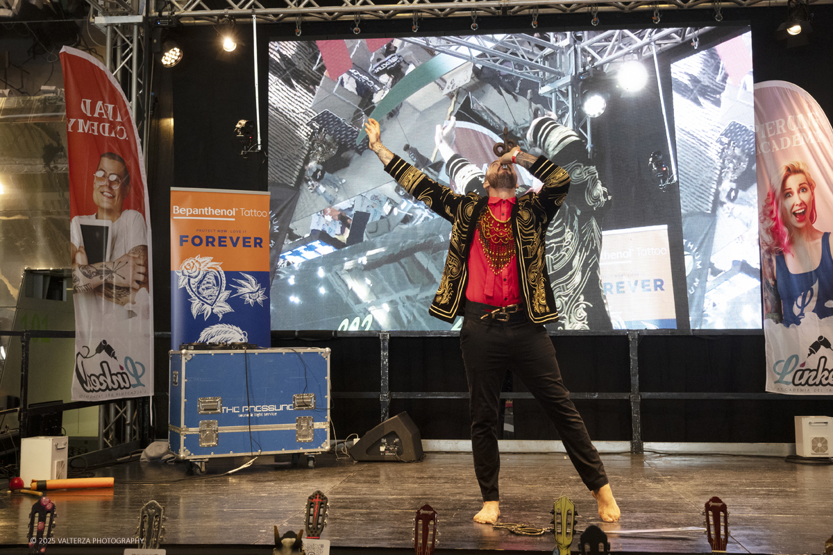 DSCF0302.jpg - 27/09/2025. Torino. Alla Tattoo Convention Edizione 2025. L'evento che celebra l'arte del tatuaggio. Nella foto spettacolo di fachirismo con BLACKVIPER e CHANELLE DÃˆSIR