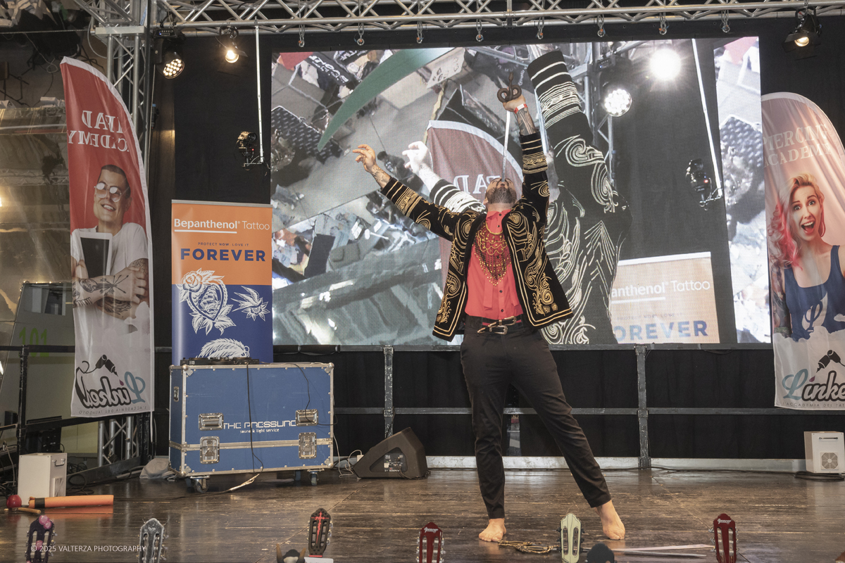 DSCF0303.jpg - 27/09/2025. Torino. Alla Tattoo Convention Edizione 2025. L'evento che celebra l'arte del tatuaggio. Nella foto spettacolo di fachirismo con BLACKVIPER e CHANELLE DÃˆSIR