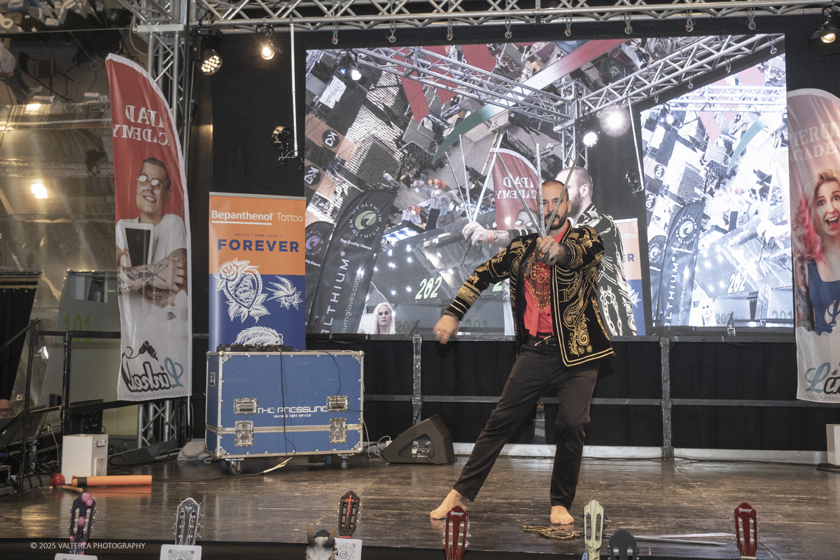 DSCF0306.jpg - 27/09/2025. Torino. Alla Tattoo Convention Edizione 2025. L'evento che celebra l'arte del tatuaggio. Nella foto spettacolo di fachirismo con BLACKVIPER e CHANELLE DÃˆSIR