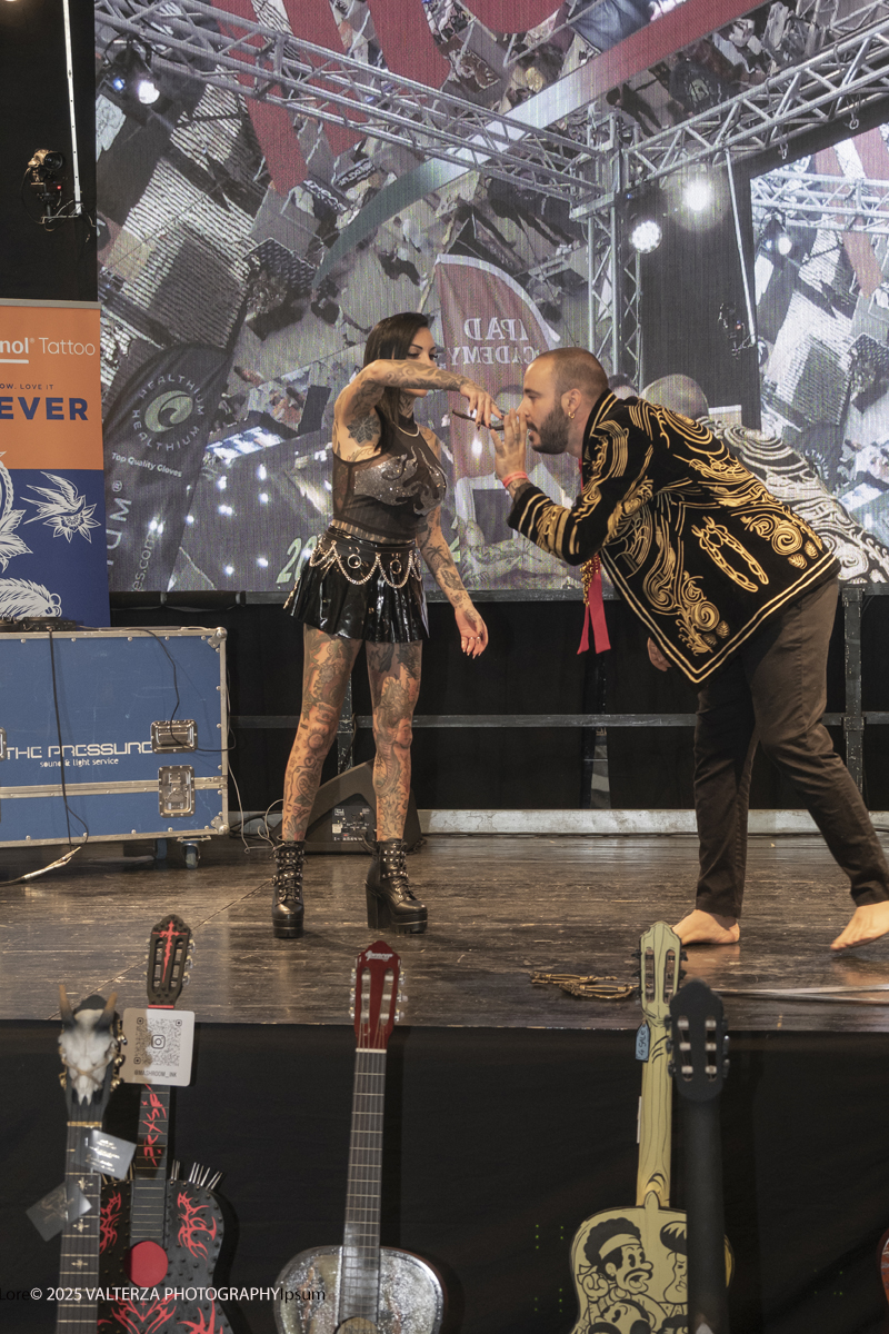 DSCF0309.jpg - 27/09/2025. Torino. Alla Tattoo Convention Edizione 2025. L'evento che celebra l'arte del tatuaggio. Nella foto spettacolo di fachirismo con BLACKVIPER e CHANELLE DÃˆSIR