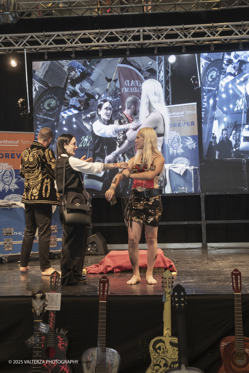 DSCF0361.jpg - 27/09/2025. Torino. Alla Tattoo Convention Edizione 2025. L'evento che celebra l'arte del tatuaggio. Nella foto spettacolo di fachirismo con BLACKVIPER e CHANELLE DÃˆSIR